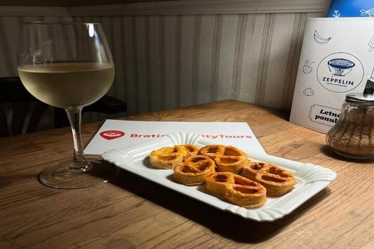 sepinggan wafel di atas meja bersebelahan dengan segelas wain