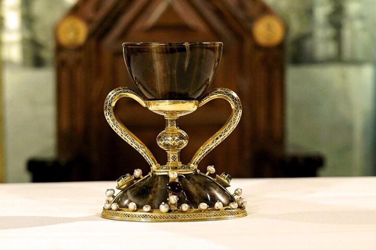 un trofeo d'oro e nero appoggiato su un tavolo