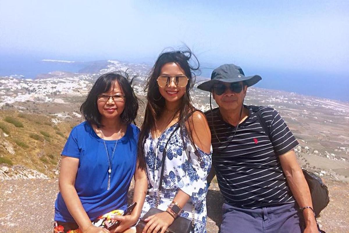 un uomo e due donne in piedi sulla cima di una montagna