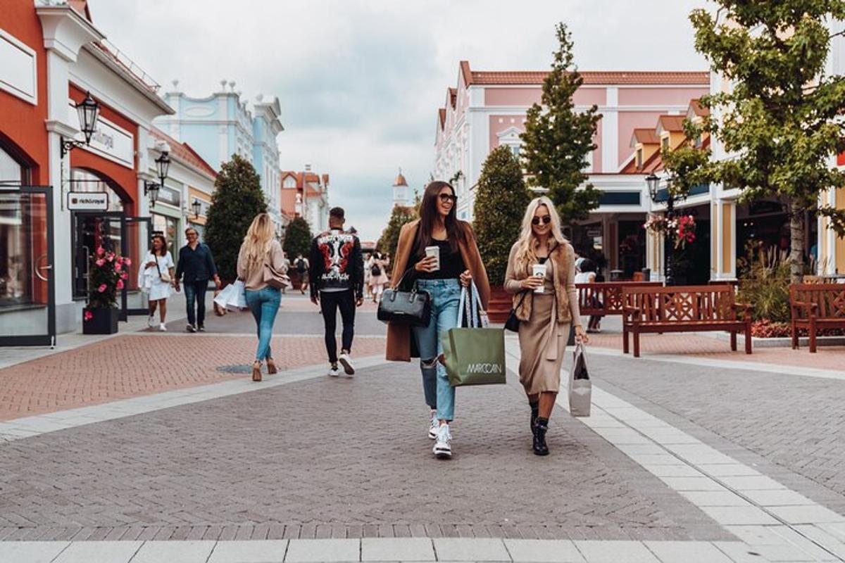 grupp inimesi, kes kõnnivad mööda tänavat