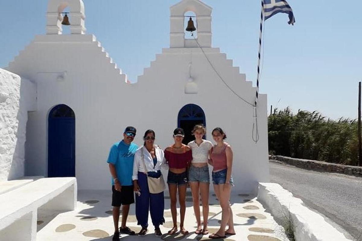 un gruppo di persone in piedi davanti a una chiesa