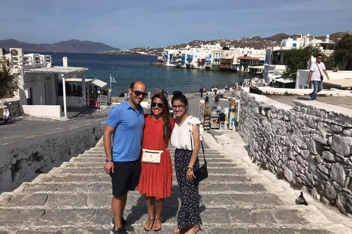 moški in ženska, ki stojita na steni