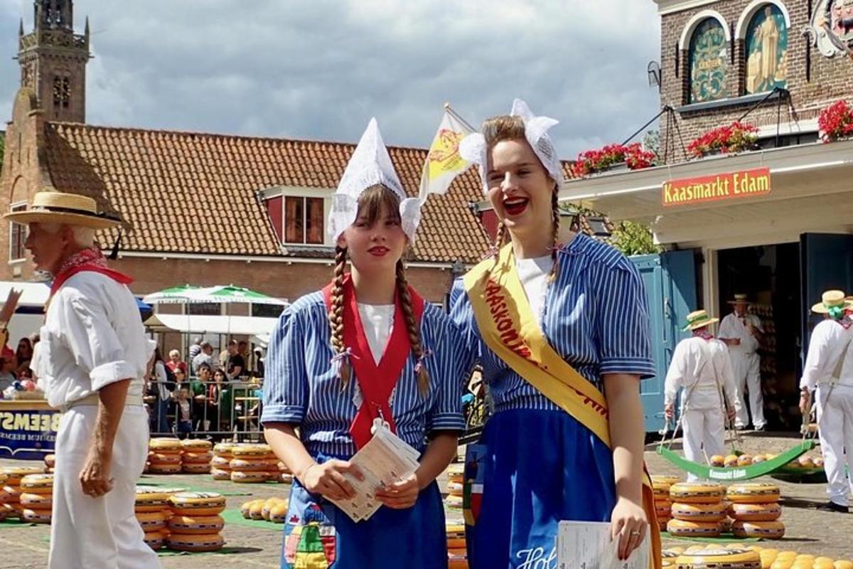 dwie osoby ubrane w kostiumy stojące przed targiem