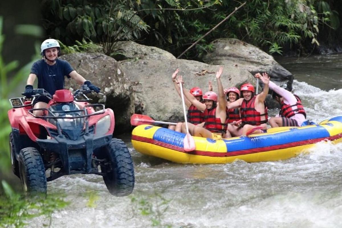 un grupo de personas en una balsa en un río