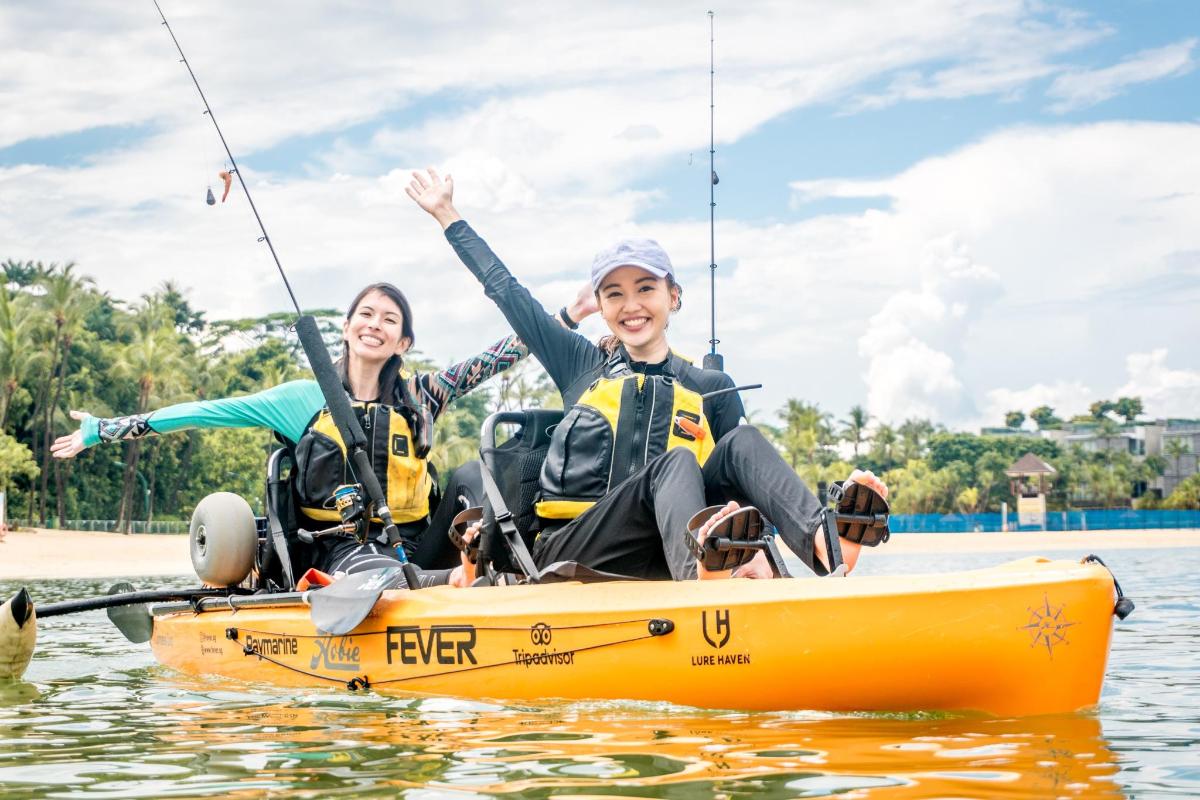 hai người trong một chiếc thuyền kayak trên mặt nước