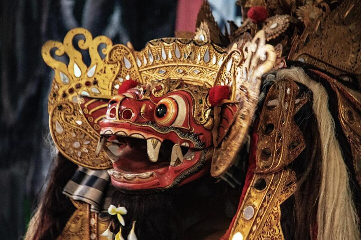 een persoon die een rood en gouden masker draagt