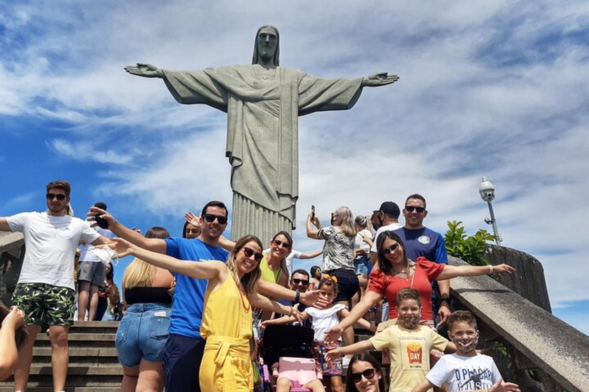 un gruppo di persone in piedi davanti alla statua del Cristo Redentore