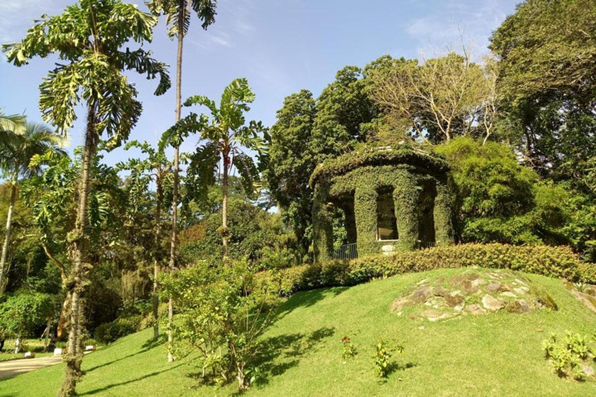un giardino con un edificio in cima a una collina