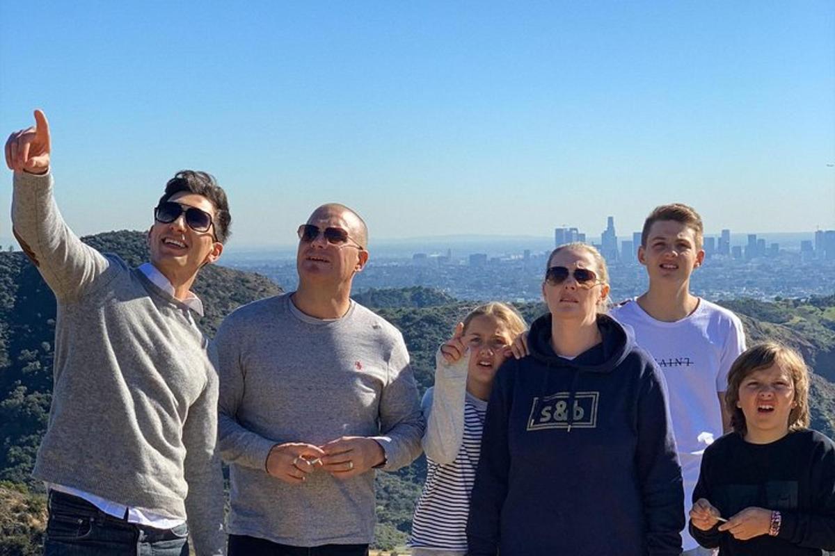 eine Gruppe von Menschen steht auf einem Berggipfel