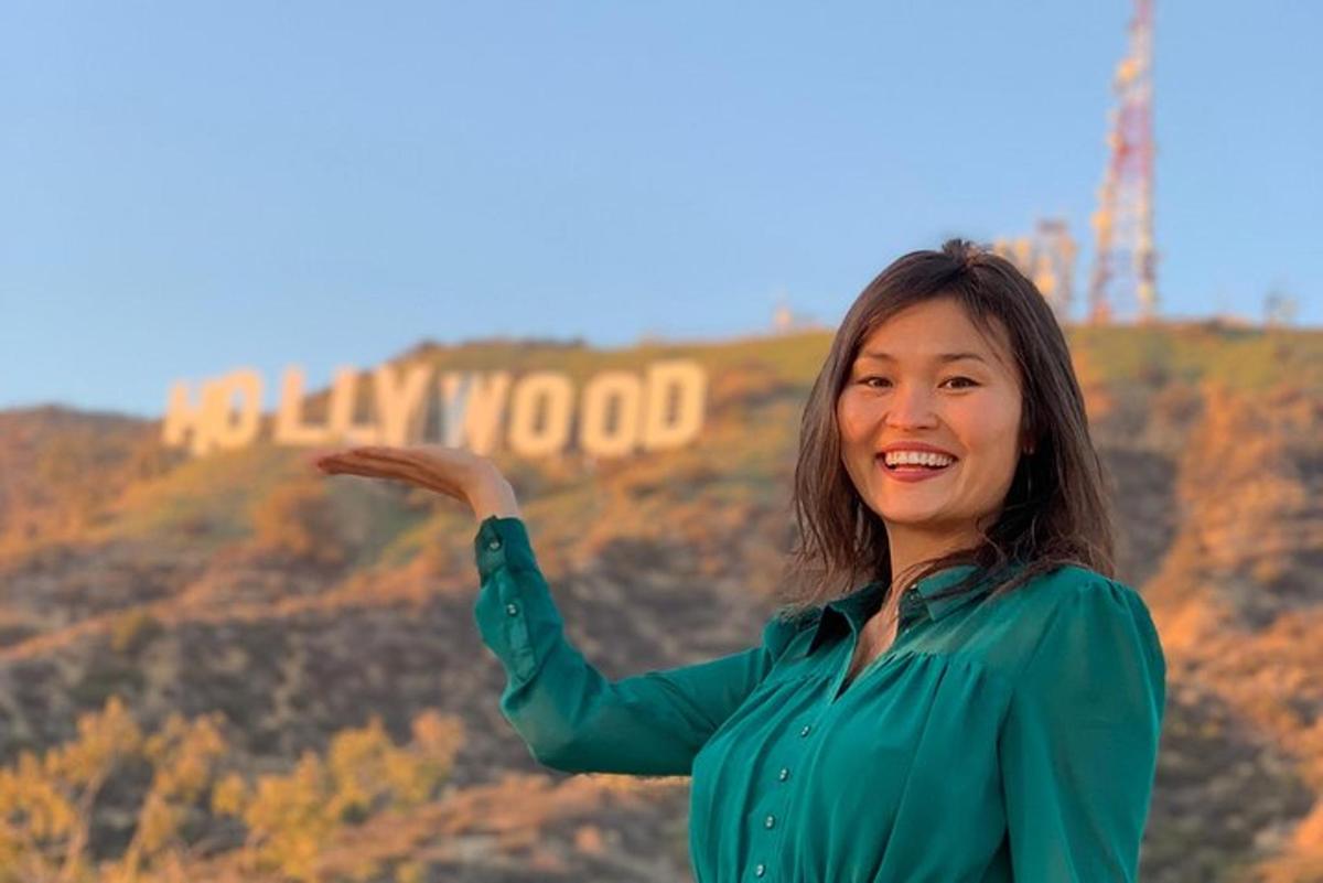 žena stojící před hollywoodským nápisem