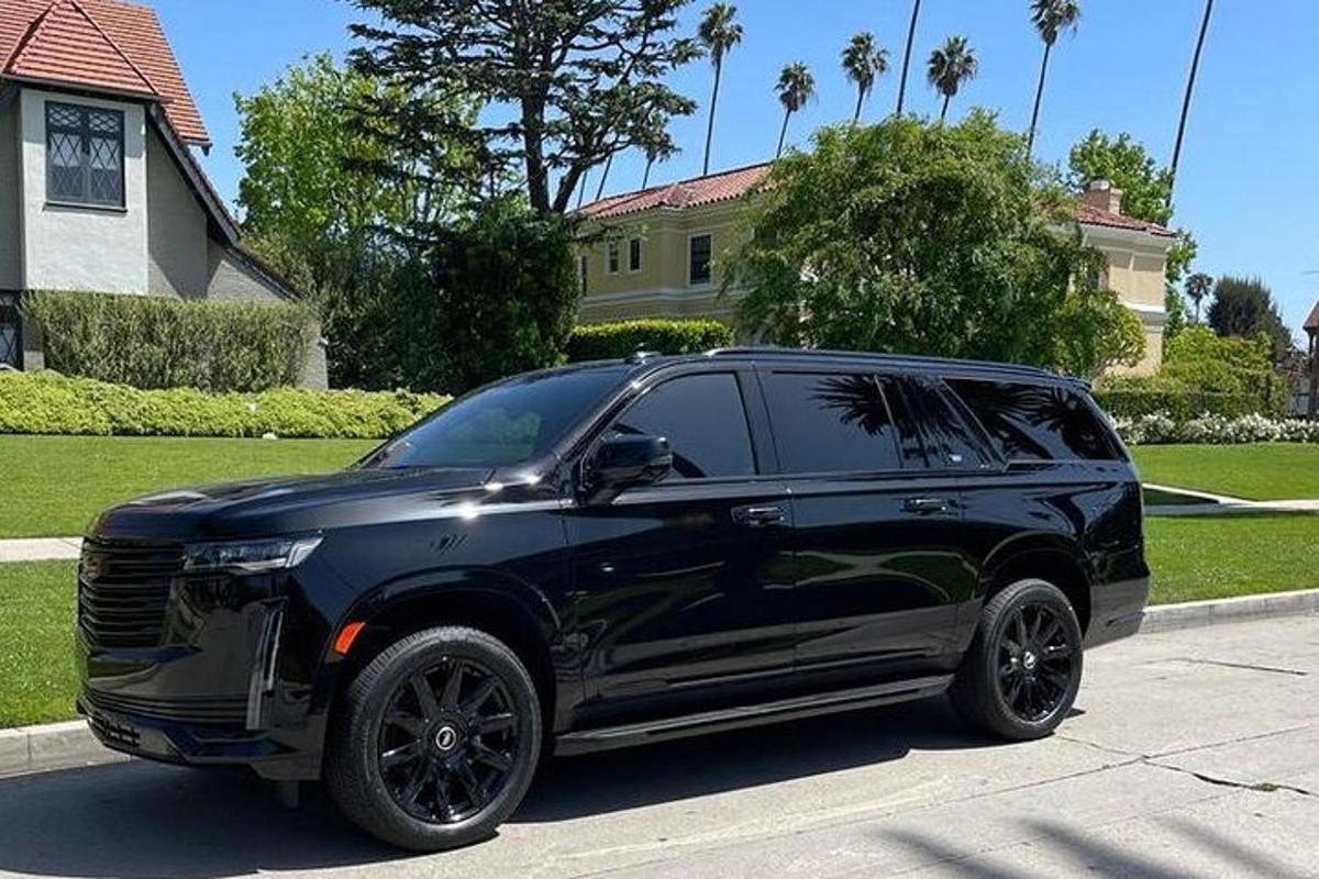 รถยนต์ SUV สีดำจอดอยู่ในทางเข้าบ้าน