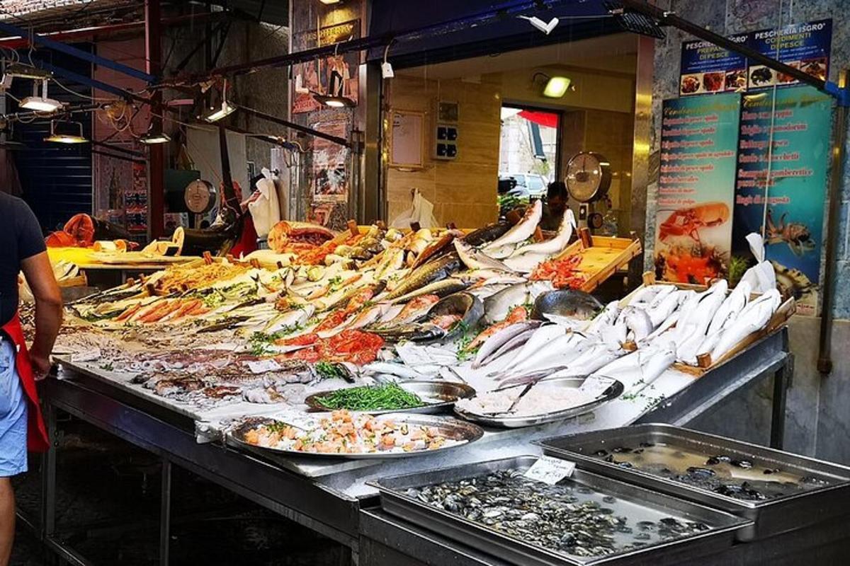 un mercato con molti tipi diversi di frutti di mare in esposizione