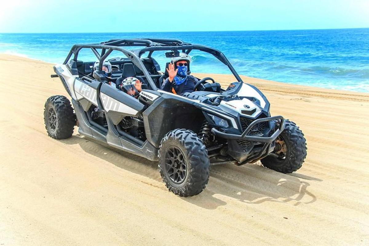 un homme prenant une photo d'un VTT sur la plage