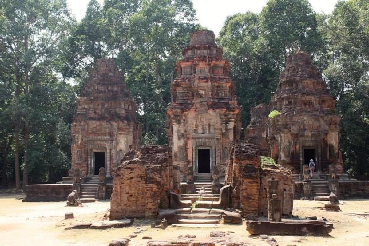 背景に木々がある石造りの寺院群