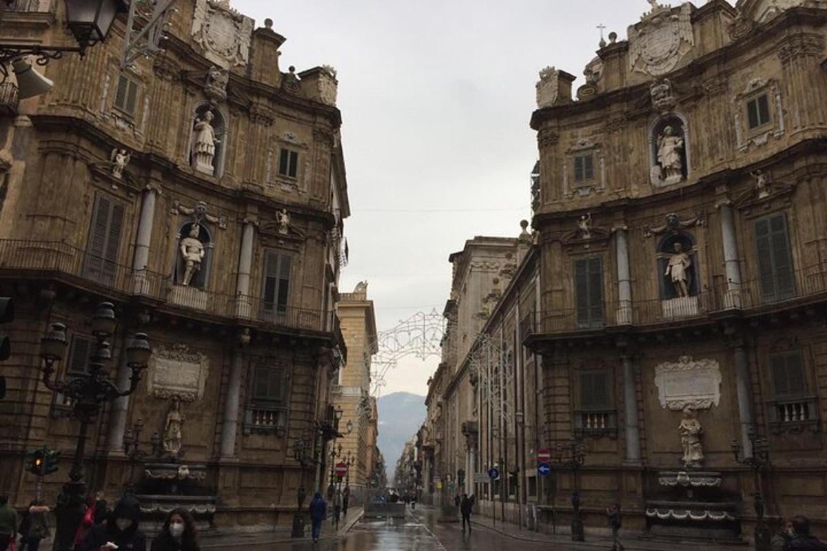 un gruppo di edifici con persone che camminano su una strada