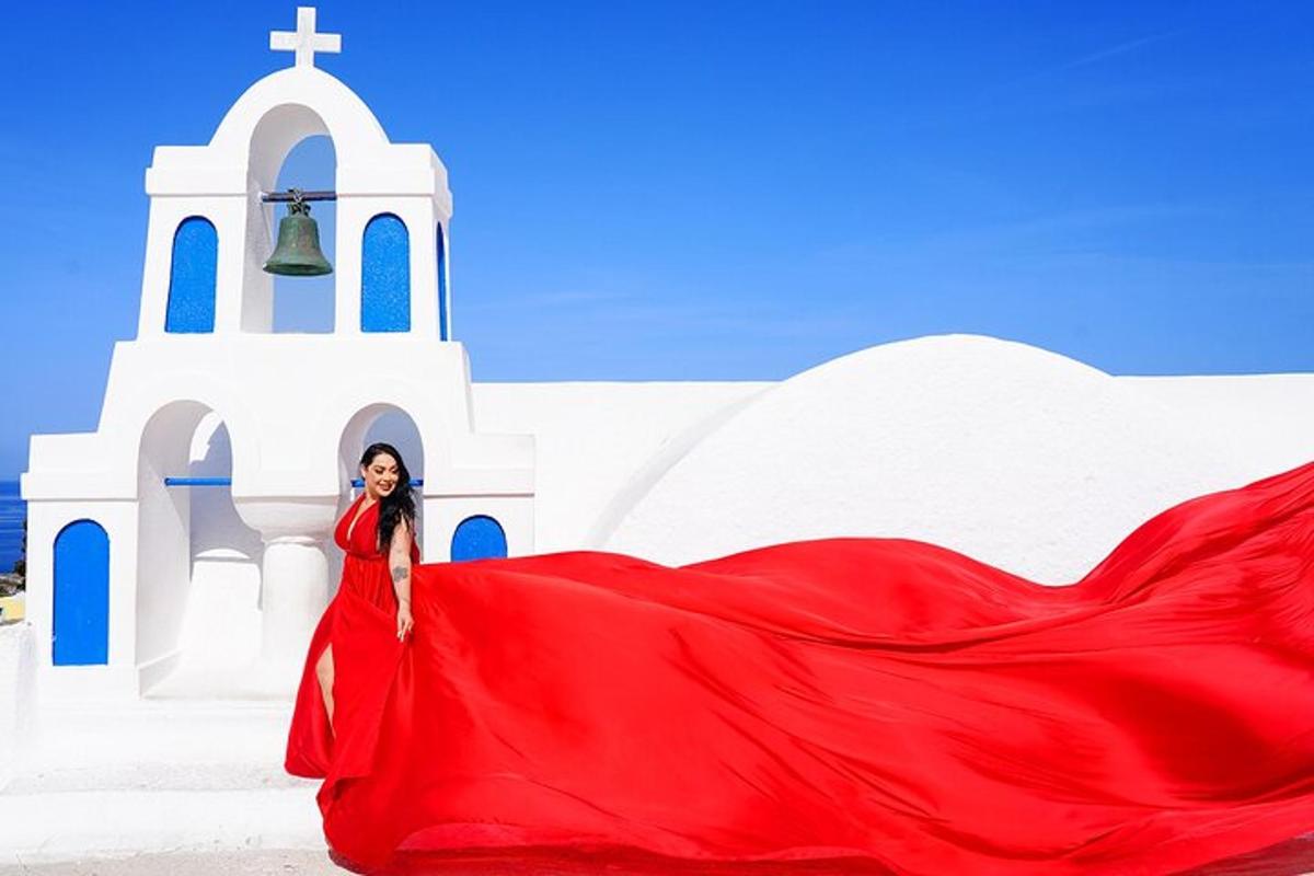 una donna in abito rosso in piedi davanti a una chiesa