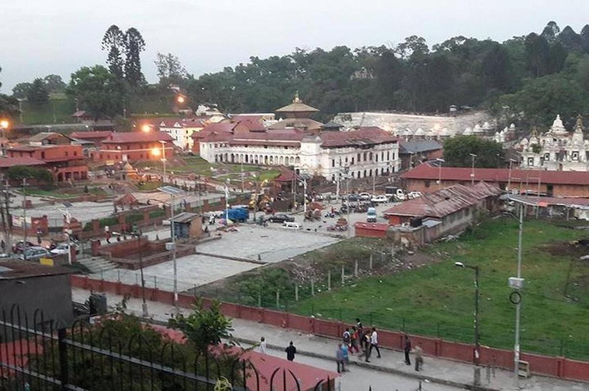 pemandangan bandar dengan bangunan dan jalan
