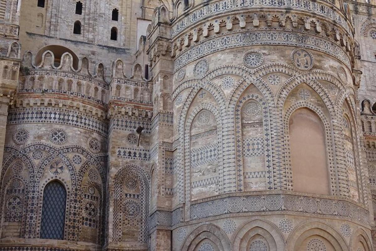 un grande edificio con disegni intricati