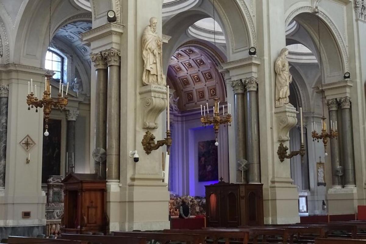 una grande chiesa con pilastri e soffitti e una luce viola