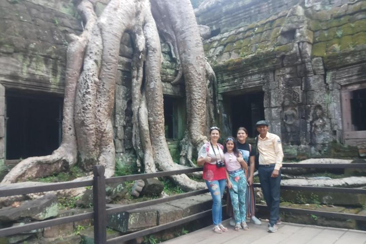 sekelompok orang berdiri di depan pohon