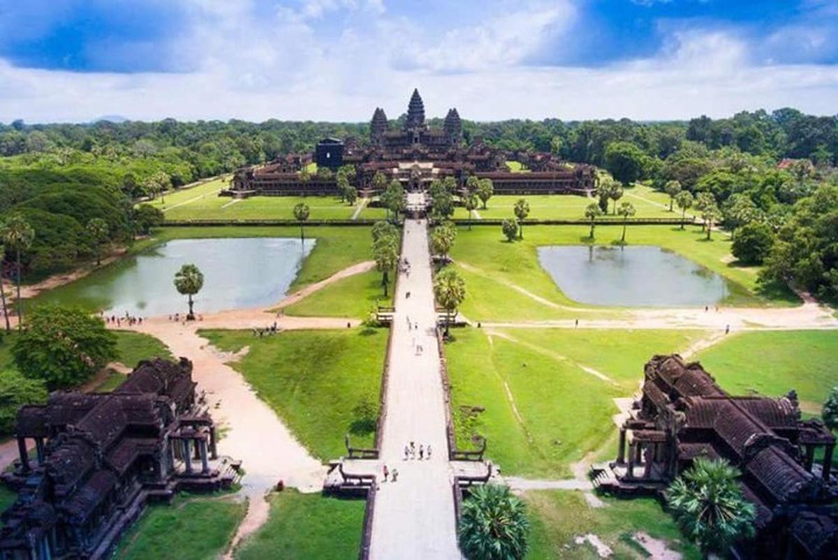 pemandangan udara sebuah taman dengan dua kolam