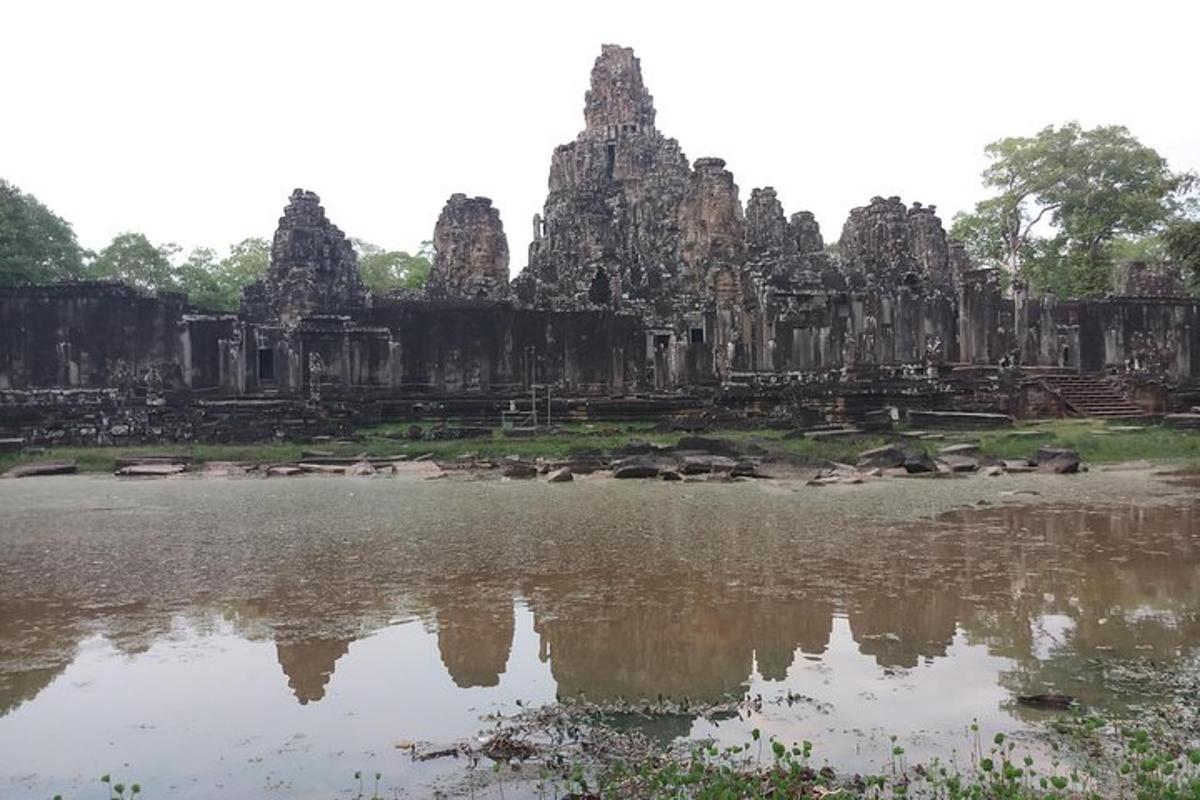 un riflesso di un tempio in uno specchio d'acqua