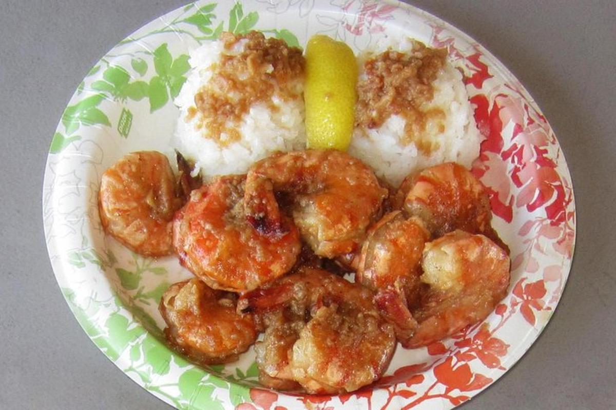 จานอาหารที่มีกุ้งและข้าวอยู่บนโต๊ะ