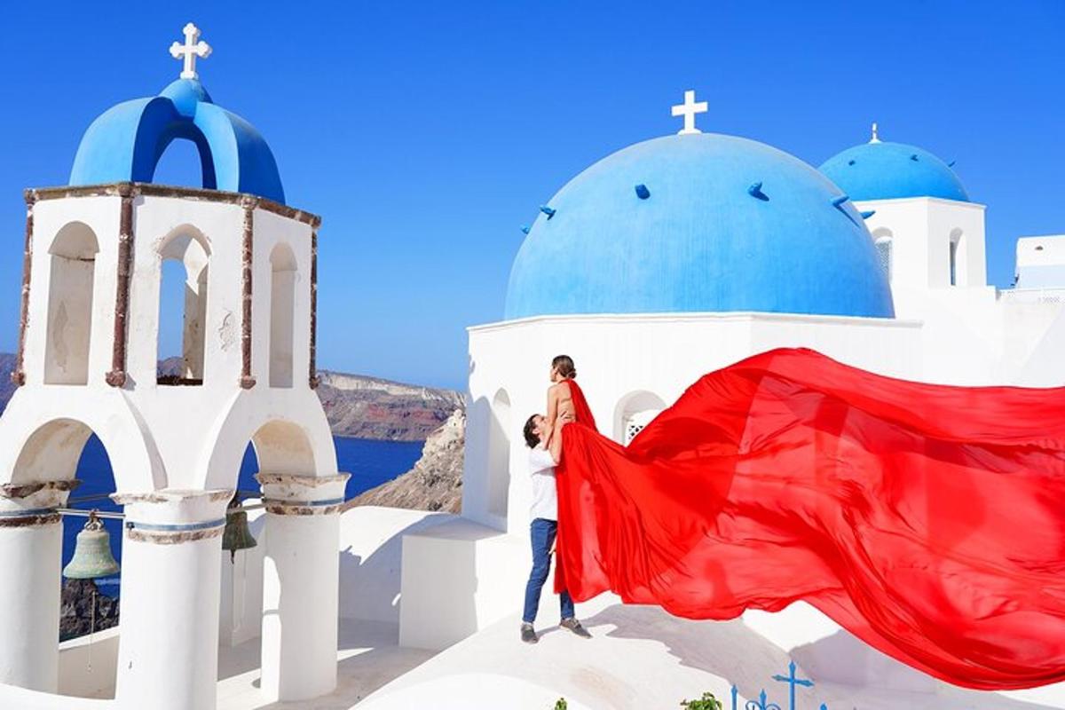 una sposa e uno sposo in piedi davanti a una chiesa con una bandiera rossa