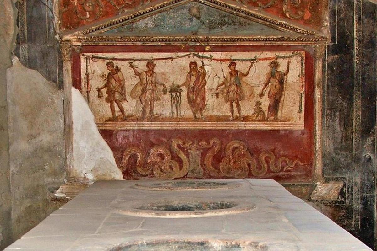 una stanza con un dipinto sul muro con un tavolo