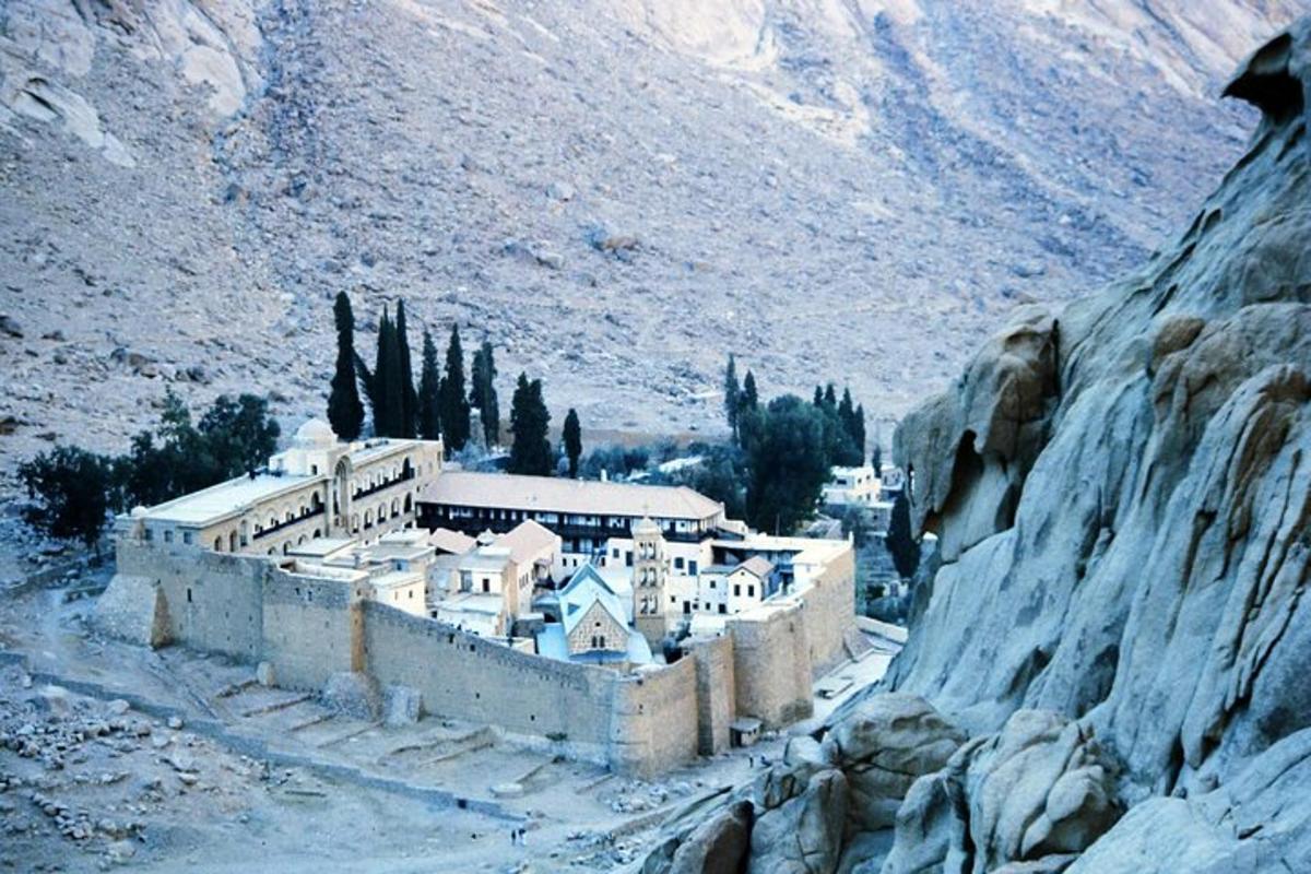 un edificio in mezzo a una montagna