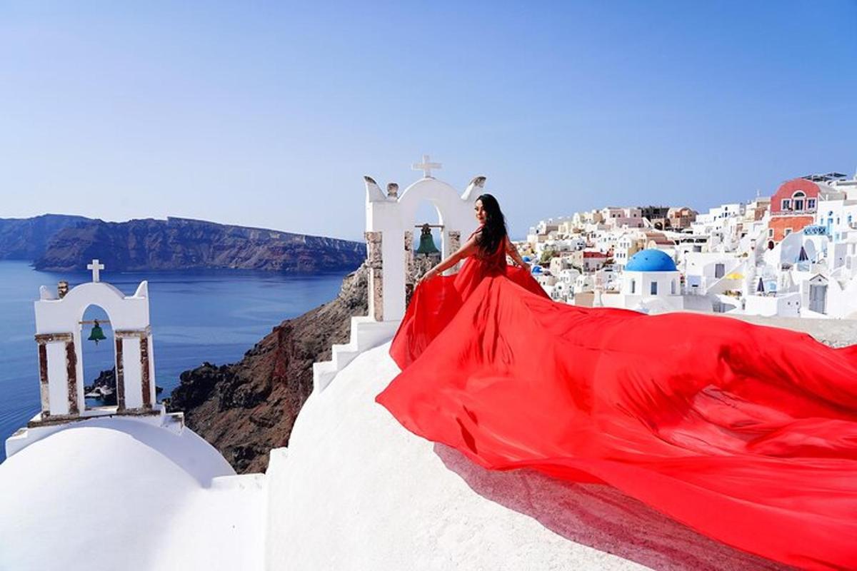 una donna in un vestito rosso che cammina lungo un edificio bianco