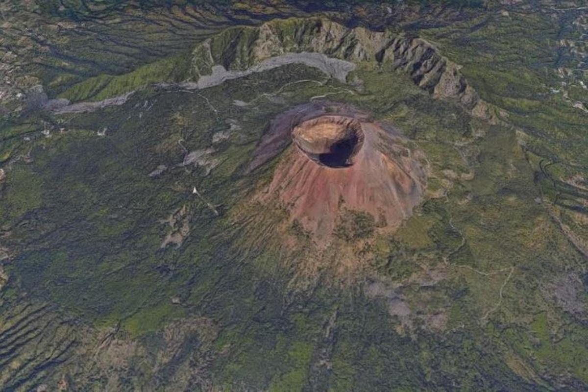 Letecký pohled na díru v hoře
