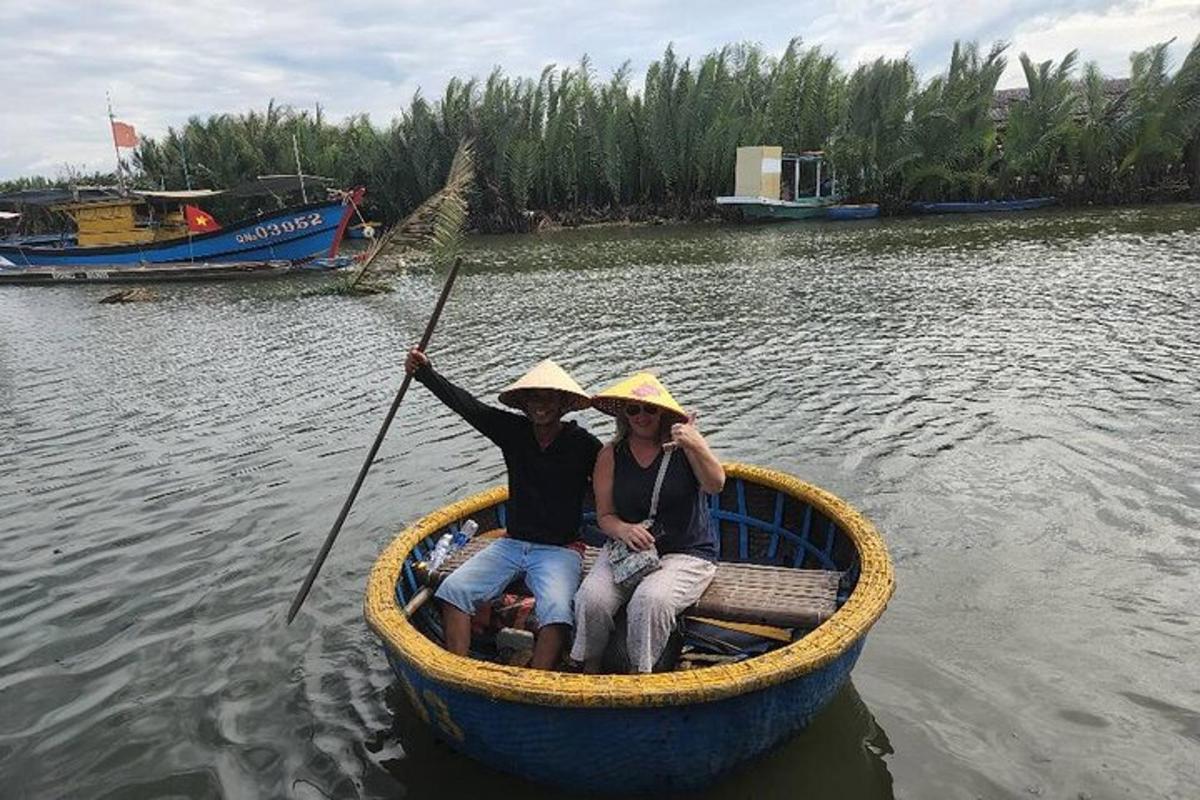 คนสองคนในเรือบนน้ำ