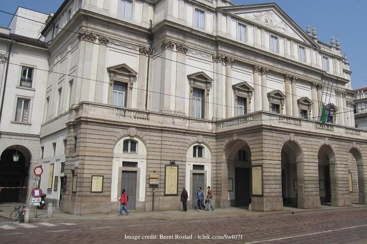 velika bela stavba na vogalu ulice