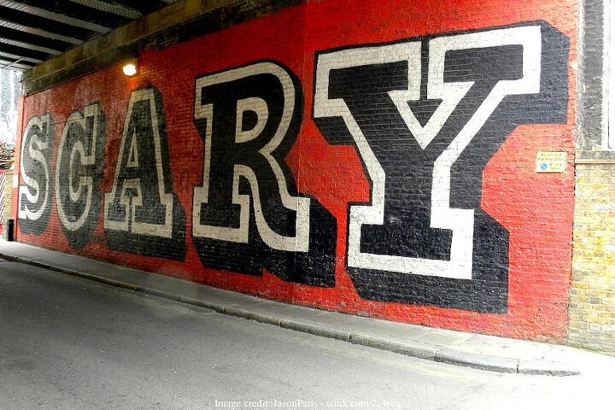 zid s grafitima na strani zgrade