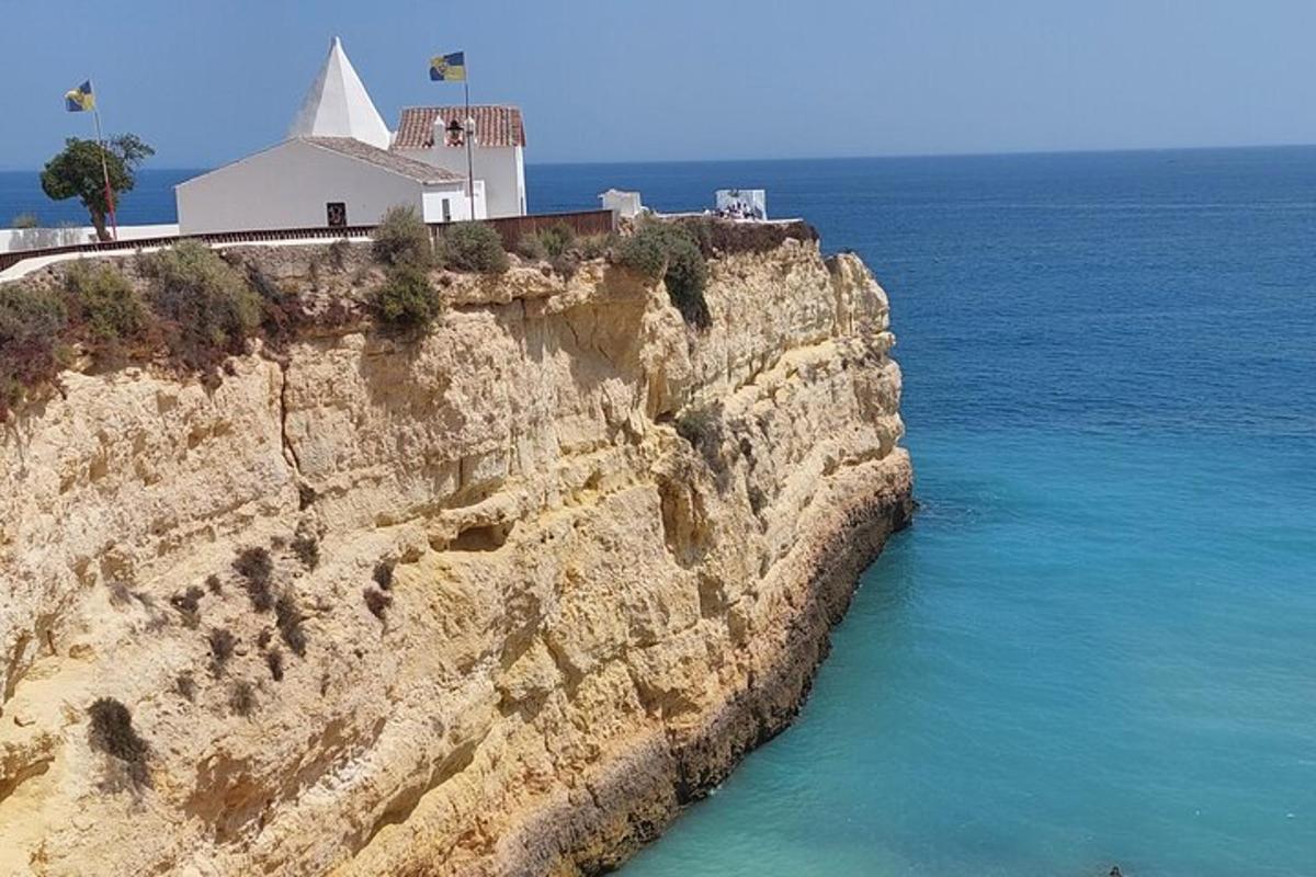 una església a dalt d'un penya-segat vora l'oceà