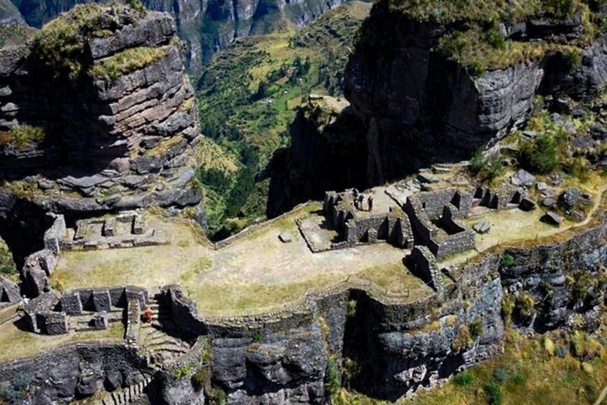 una vista aérea de una fortaleza en una montaña