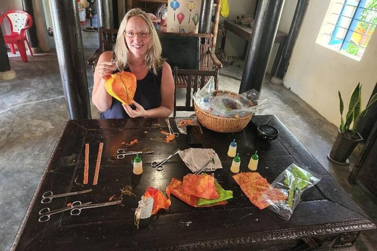 seorang wanita sedang makan makanan di atas meja
