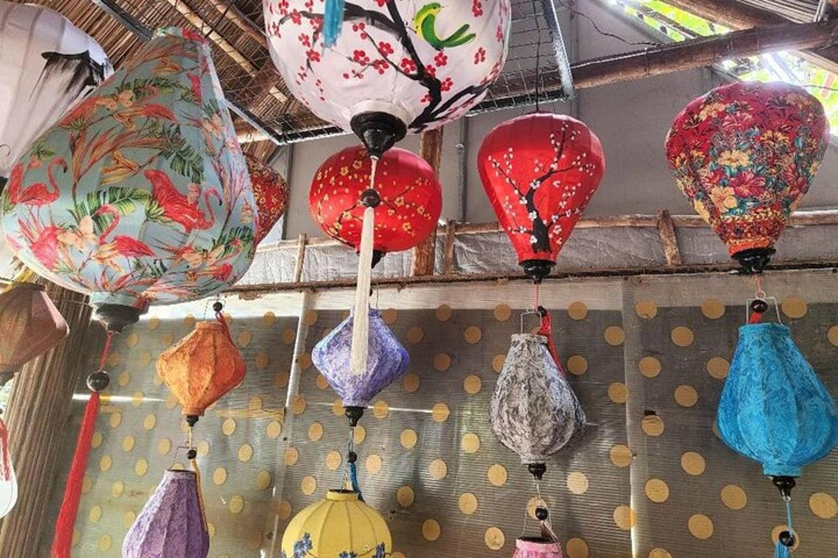 een bos kleurrijke ballonnen hangend aan een muur