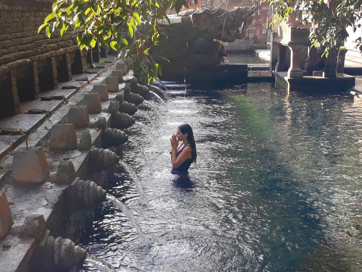 una donna in piedi nell'acqua di un canale