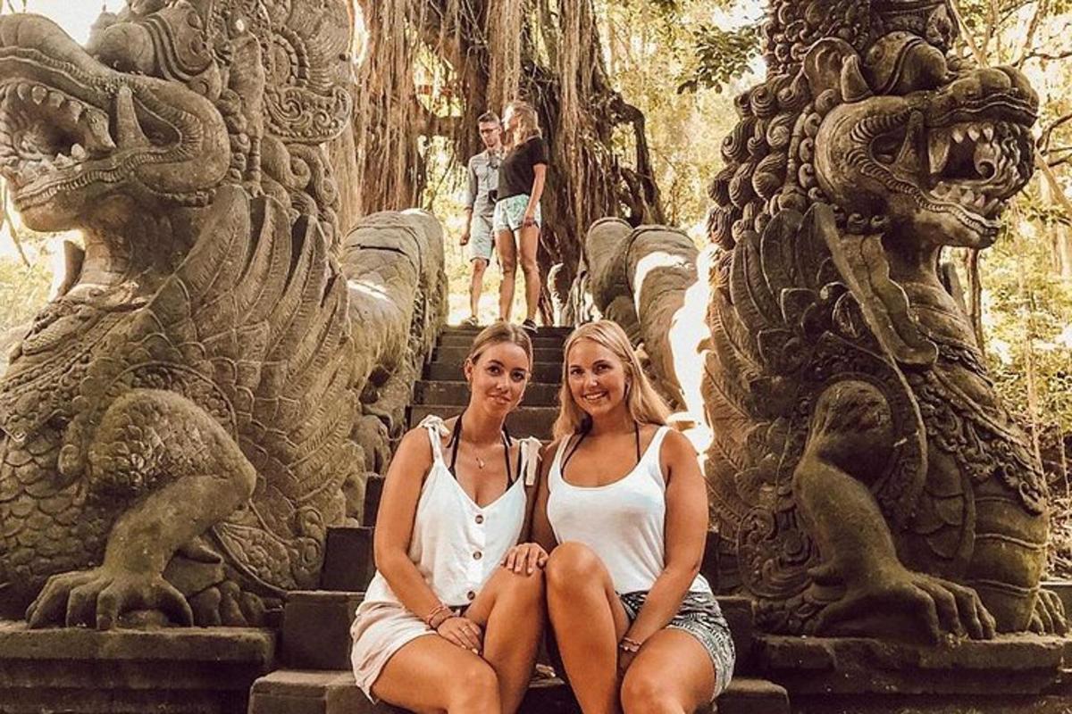 duas mulheres sentadas em uma estátua em um templo