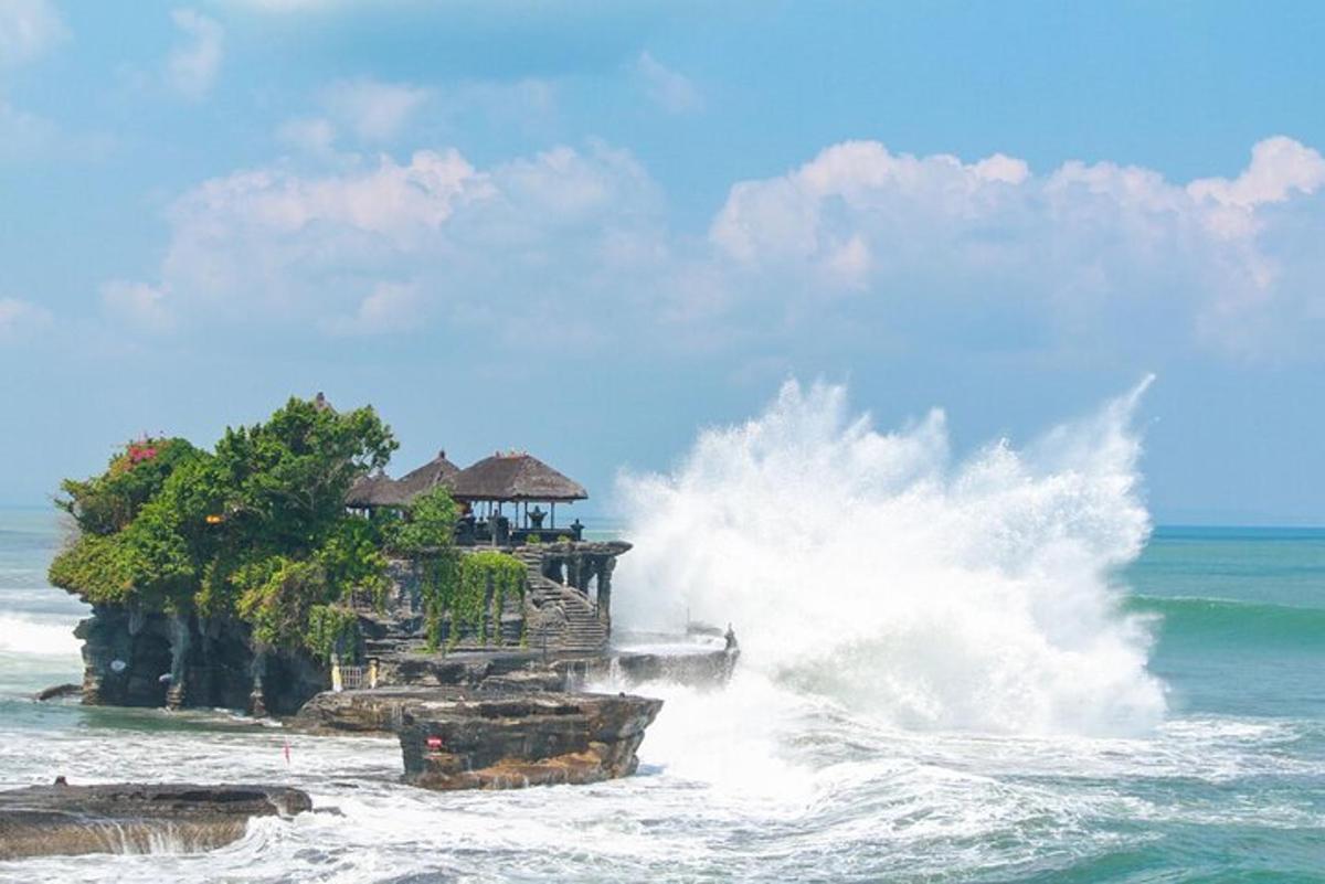 una grande onda si infrange su un molo nell'oceano