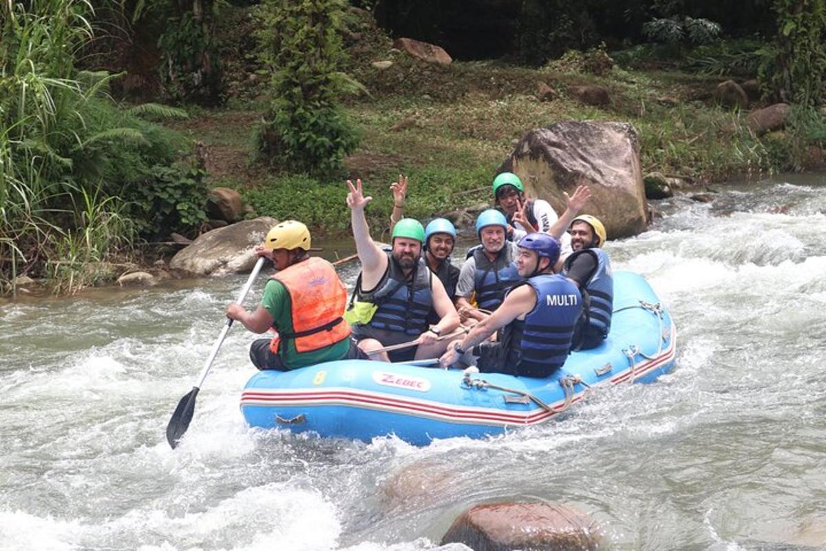 un grupo de personas en una balsa en un río