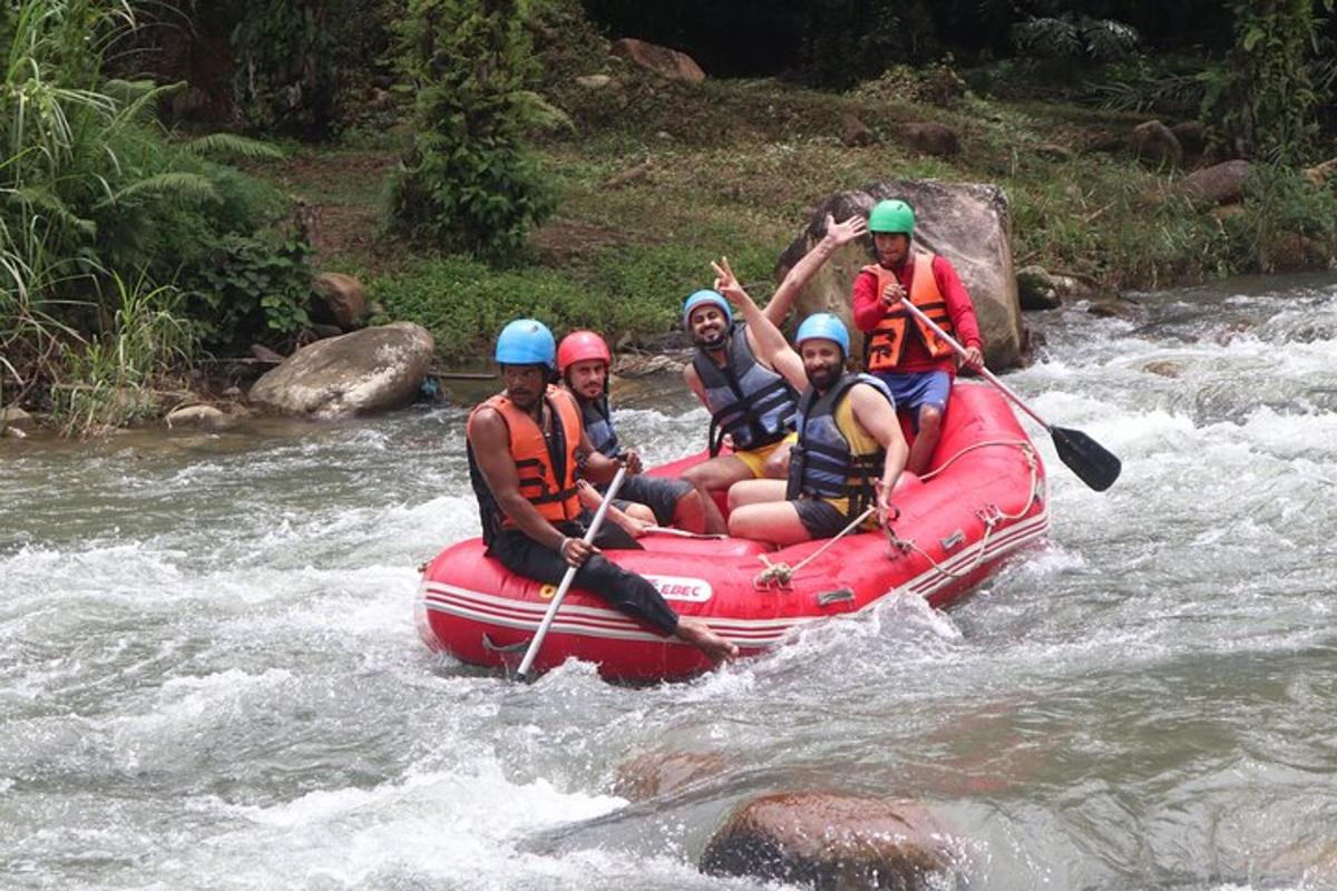 eine Gruppe von Menschen auf einem Floß in einem Fluss
