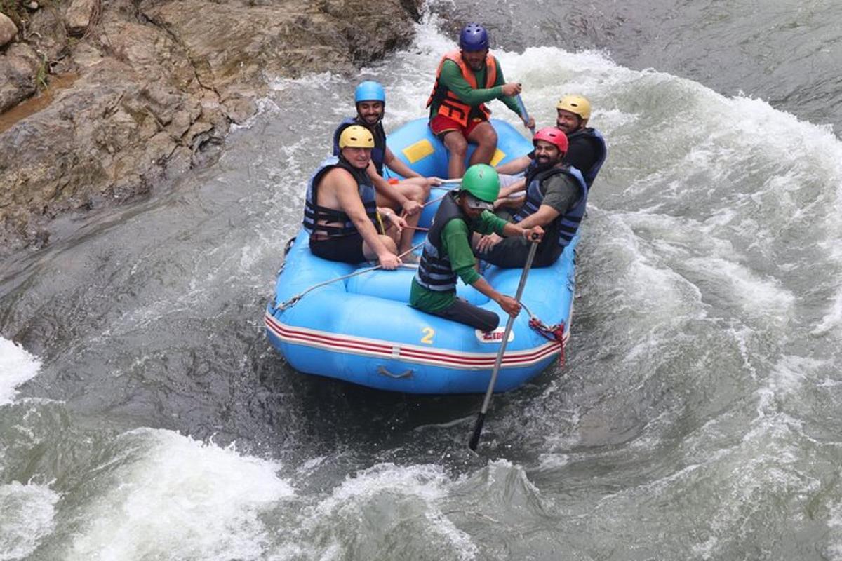 eine Gruppe von Menschen auf einem Floß in einem Fluss