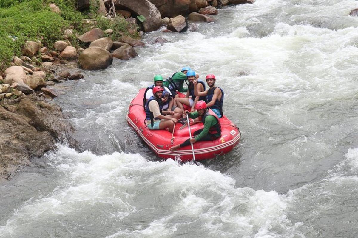 eine Gruppe von Menschen in einem Floß in einem Fluss