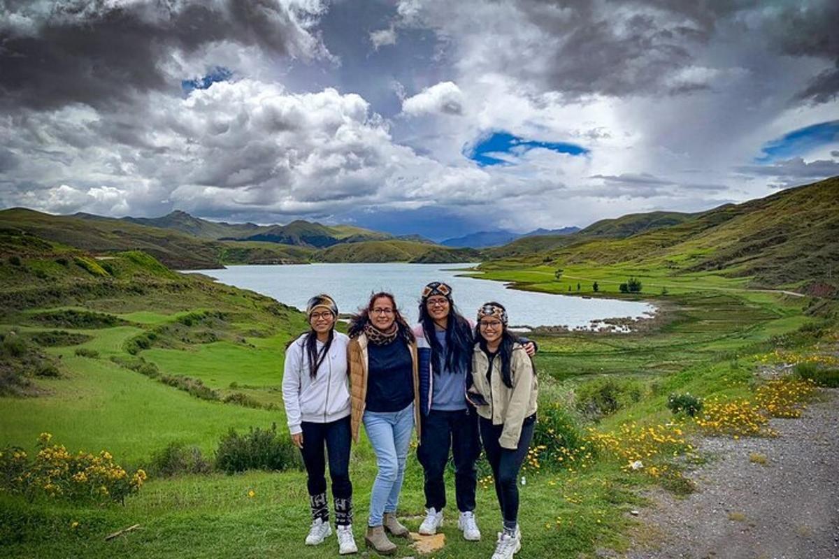 eine Gruppe von Frauen steht vor einem See