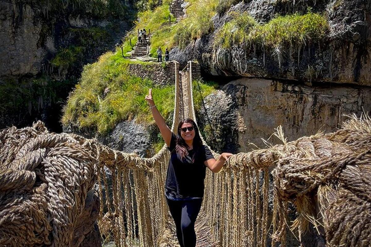 eine Frau steht auf einer Hängebrücke über einer Schlucht