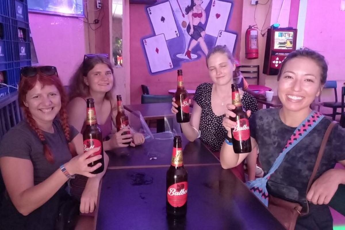 hópur kvenna sem halda uppi bjórflöskum