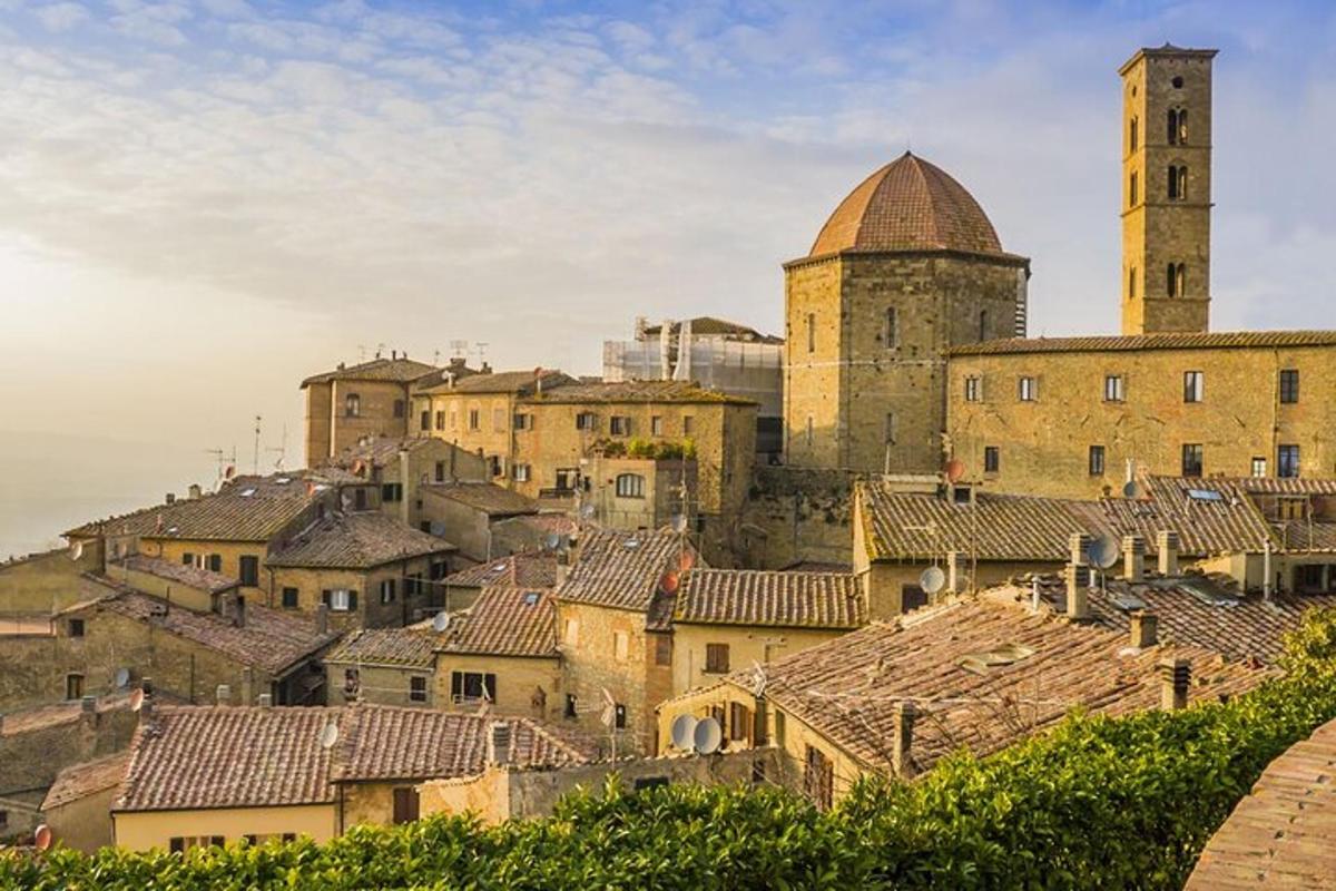 uma vista de uma cidade com uma torre do relógio e telhados